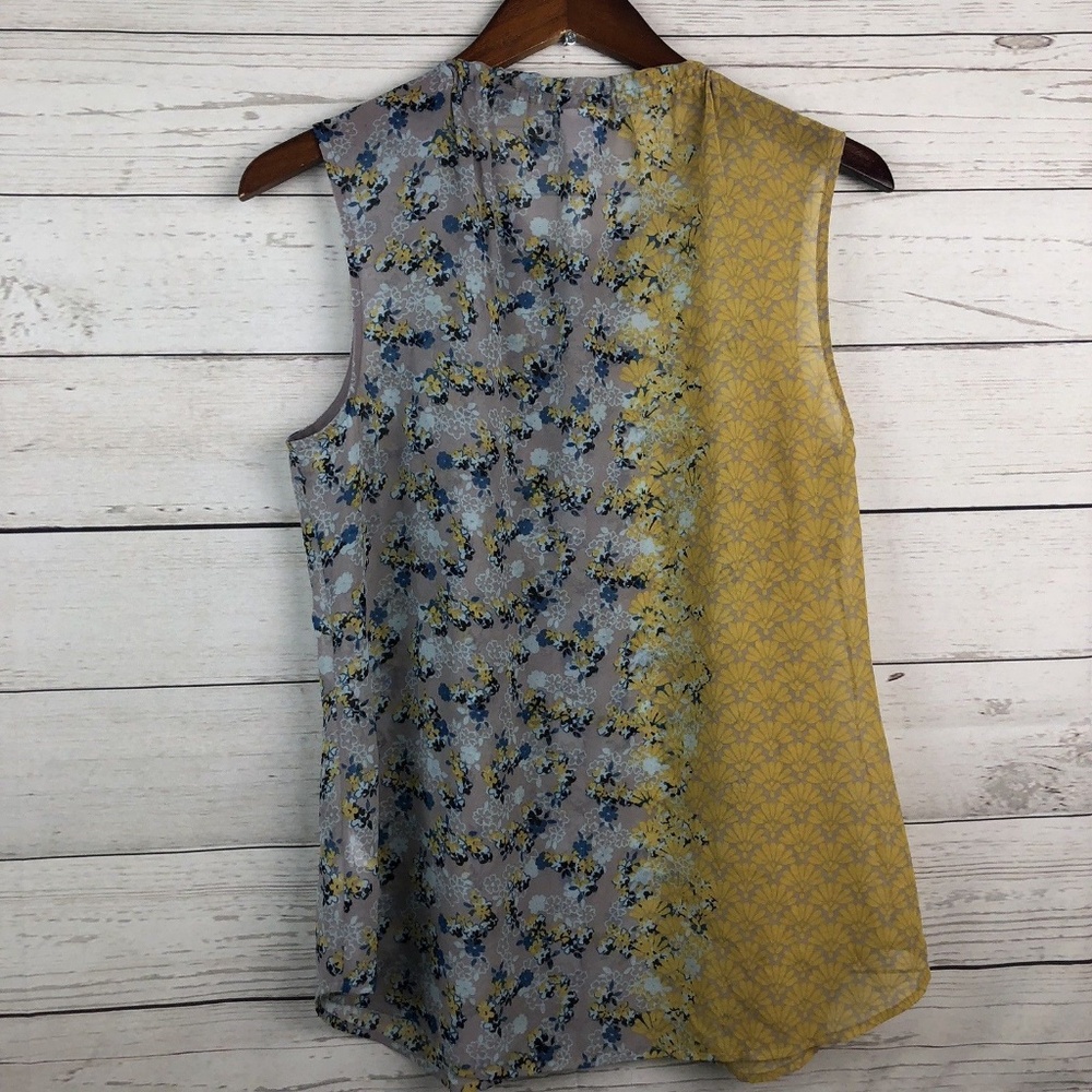 Cabi #5331 50/50 Sleeveless Button Floral Blouse - Picture 3 of 6